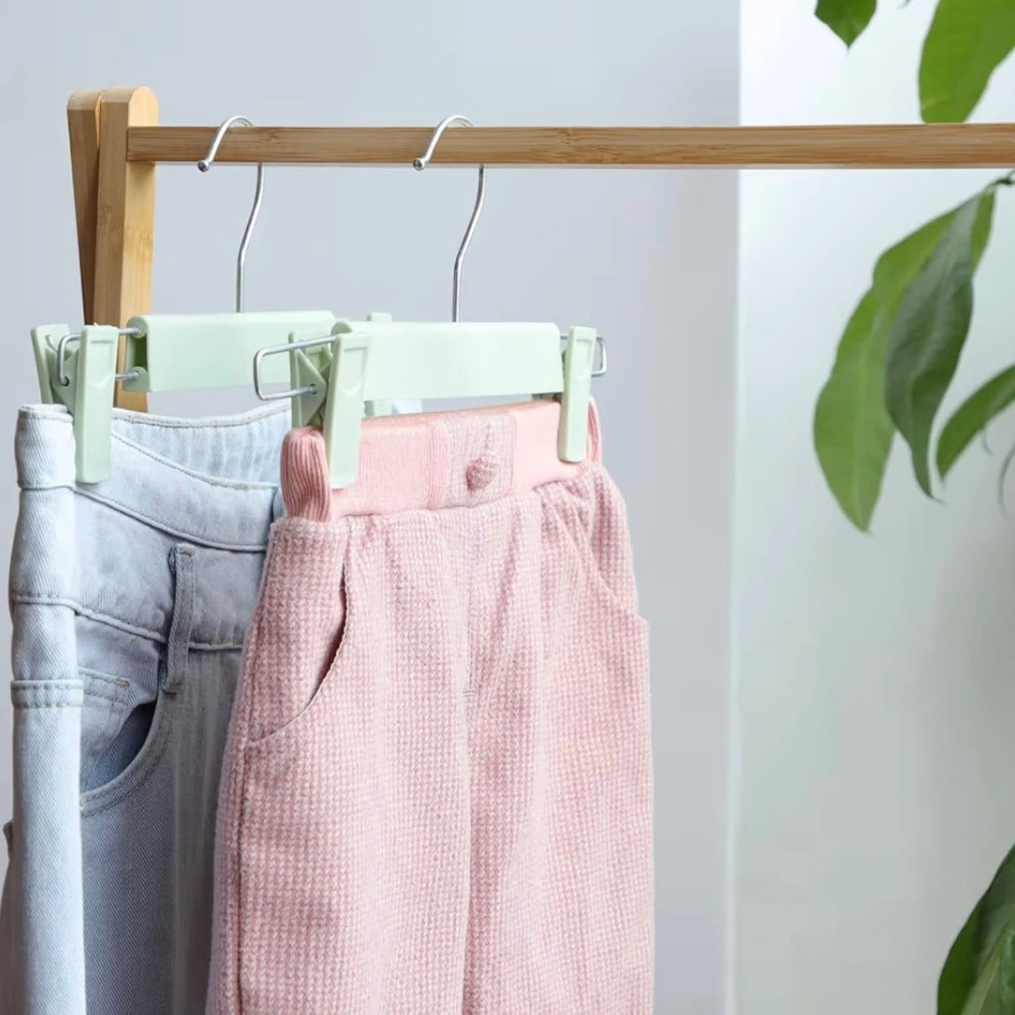 Cintres pince plastique réglables 35 cm – Spéciaux jupes, pantalons et lingerie