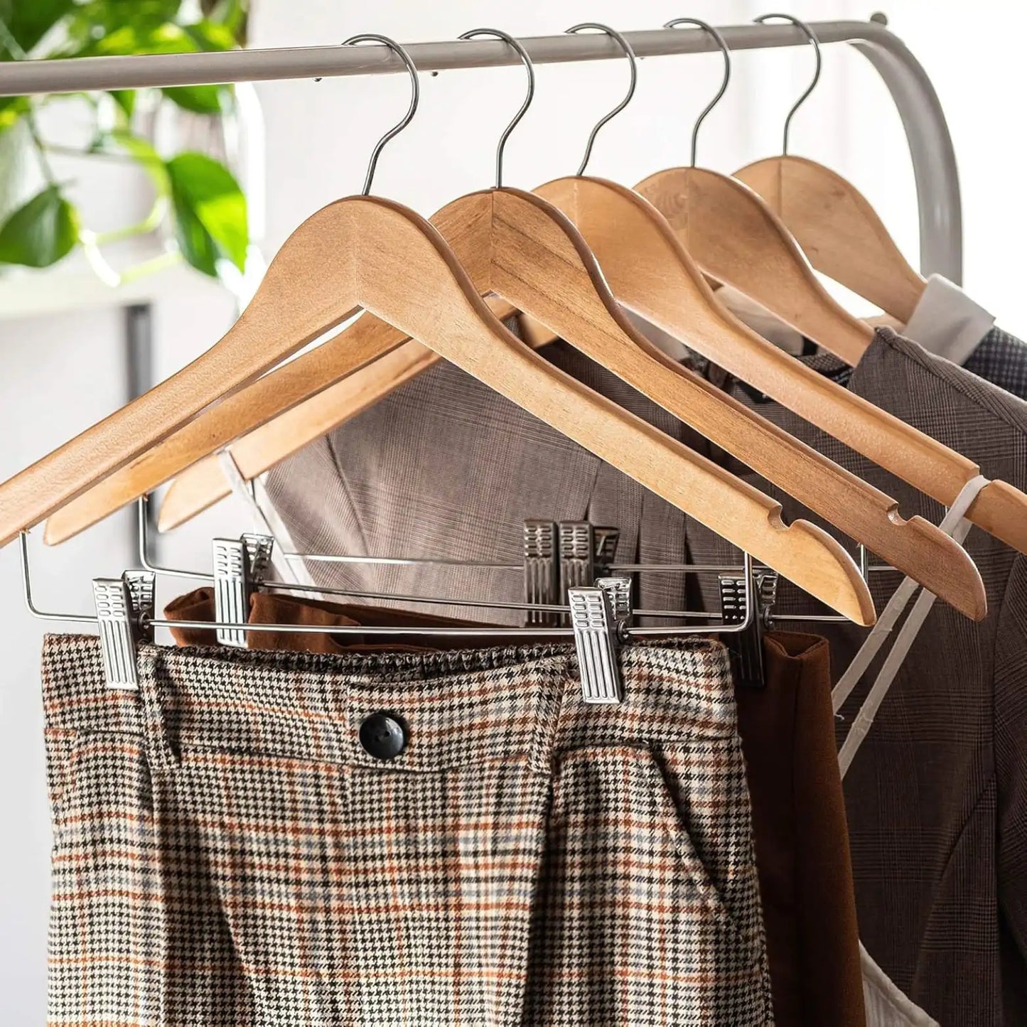 Cintres bois 44 cm avec pinces métal réglables – Spéciaux jupes et pantalons